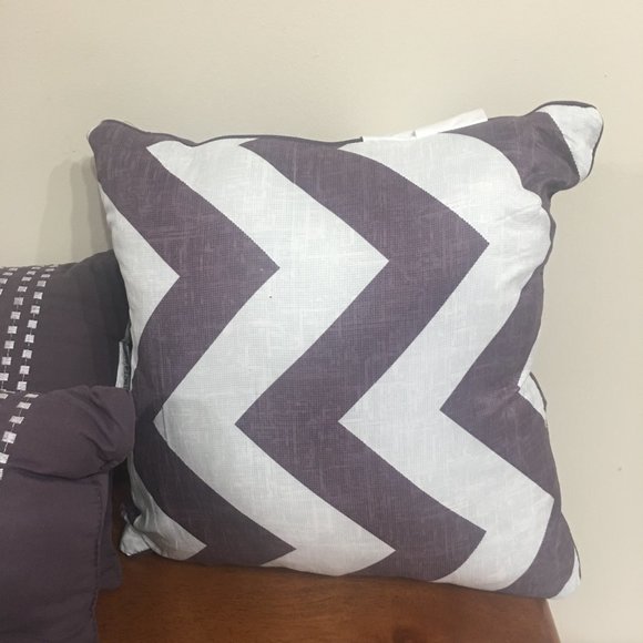 6 Piece King Bedding Set - BRAND NEW - Picture 4 of 6